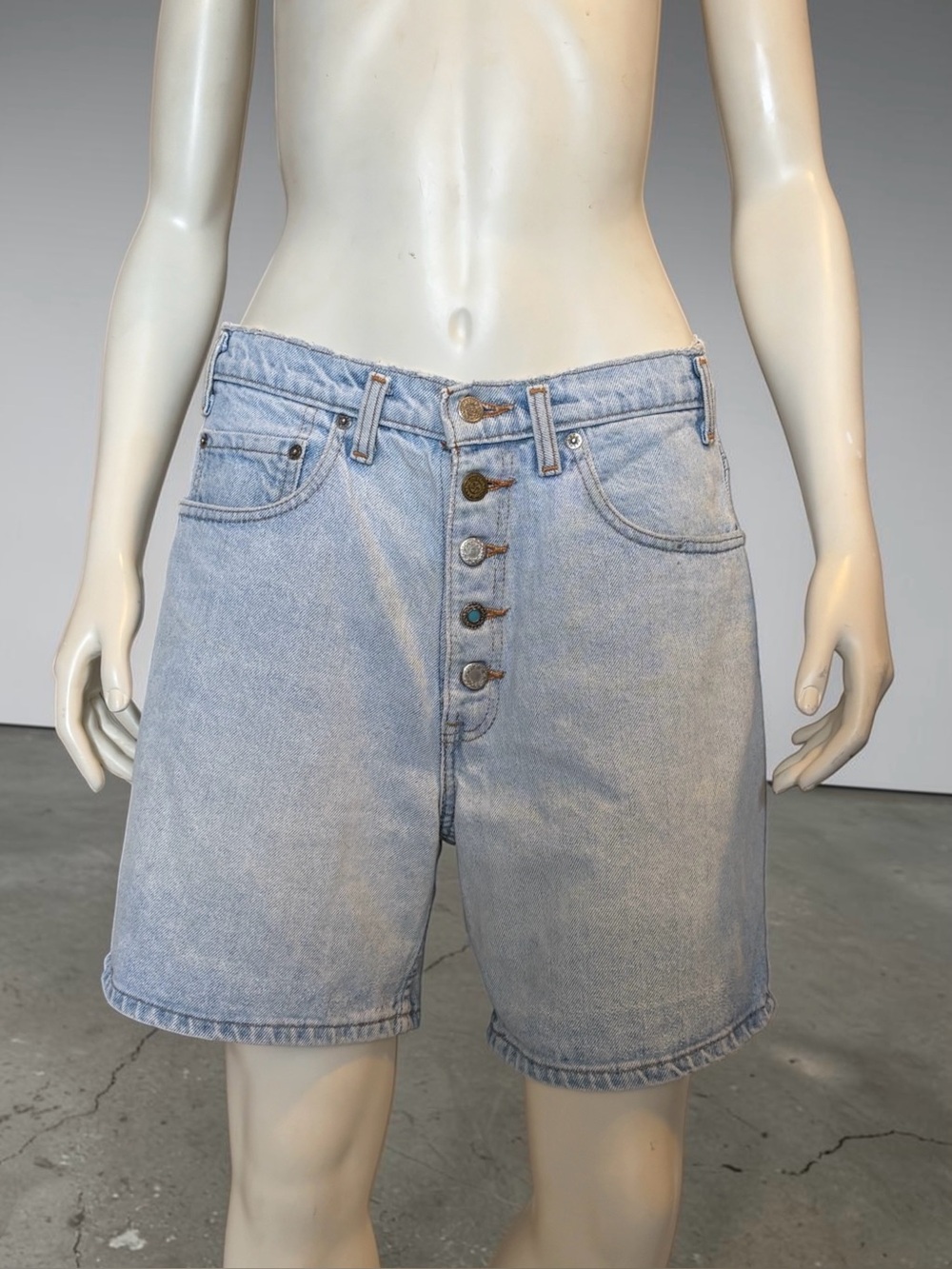 Vintage 2004 Levi’s Light Wash Button Fly Denim Shorts Size Medium Retro Casual